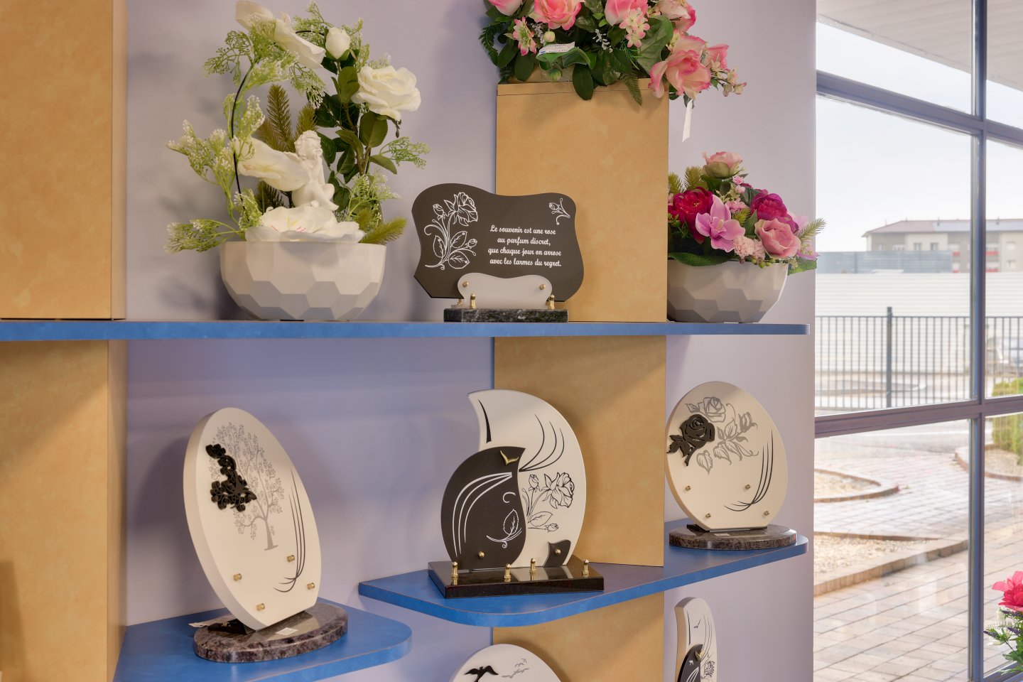 Plaques funéraires agence de pompes funèbres Besset à Pont-Évêque