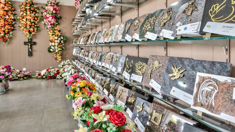 Fleurs artificielles et plaques funèraires agence pompes funèbres Toyos Ales