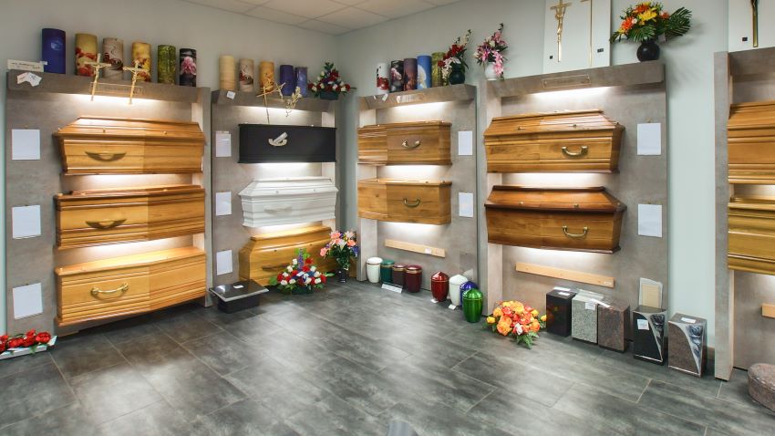 Salle exposition cercueils agence de pompes funèbres Villaret BRAX